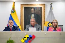 El presidente del Consejo Nacional Electoral, Elvis Hidrobo Amoroso, en el centro, convocó a elecciones regionales en Venezuela.