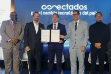 El presidente de Ecuador, Daniel Noboa, junto al embajador de Estados Unidos en Ecuador, Arthur W. Brown, el representante de Google Cloud, Milton Larsen, el ministro de Telecomunicaciones, César Martín, y el gerente general de CNT, Roberto Curi, durante un evento en el Palacio de Gobierno el 27 de enero de 2025 en Quito, Ecuador.