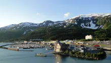 Whittier es una metrópolis vibrante y ecléctica con espíritu fronterizo, ubicada en el corazón de la gran naturaleza de Alaska.