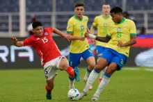 El chileno Javier Carcamo, izquierda, y el brasileño Wesley compiten por el balón durante un partido de fútbol de la ronda final del Campeonato Sudamericano Sub-20