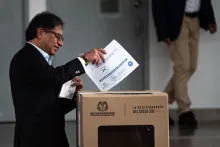 El presidente colombiano Gustavo Petro emite su voto durante las elecciones regionales de Colombia en Bogotá, el 29 de octubre de 2023. (Foto de Sebastian Barros/NurPhoto vía Getty Images)