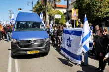 Camioneta lleva el cuerpo de uno de los israelíes secuestrado y asesinado por Hamás. Fue recibido en medio de homenajes.