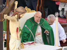 Al mediodía, el pontífice había dado las gracias al personal médico en su mensaje dominical del Ángelus. (Photo by Alberto PIZZOLI / AFP)