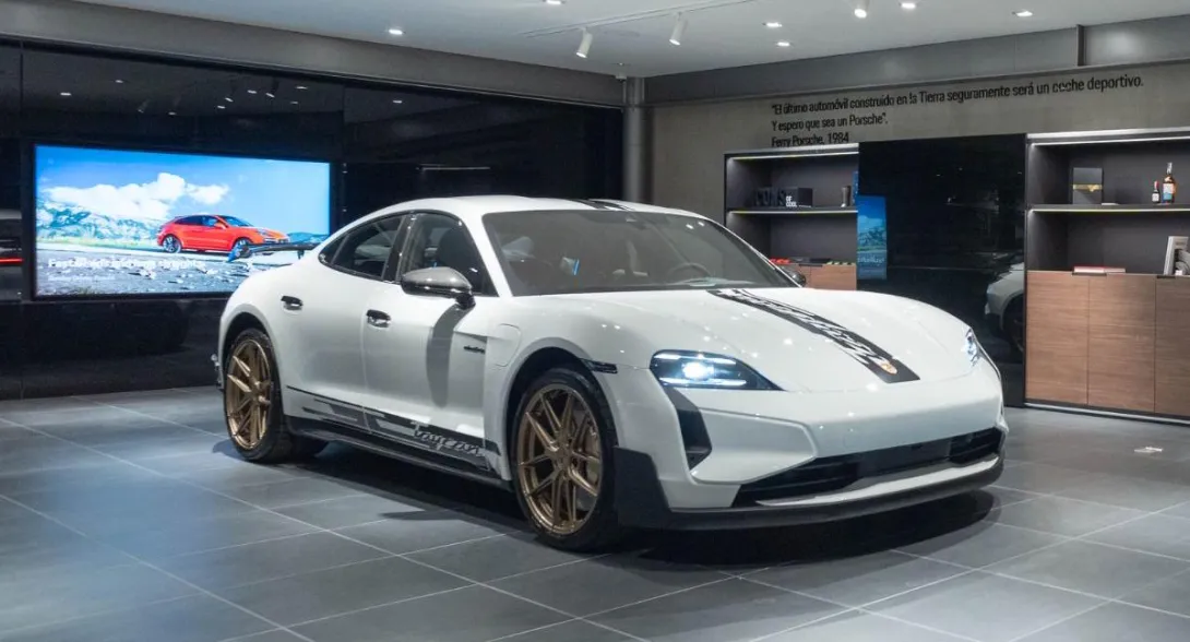 Porsche Taycan Turbo GT llegó a Colombia y el precio del carro eléctrico es de 1'253.000 en pesos colombianos y fue presentado en Porsche Center Bogotá.