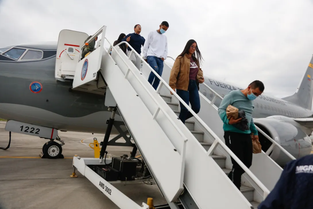 Este es el avión de la Fuerza Aérea con los colombianos deportados.