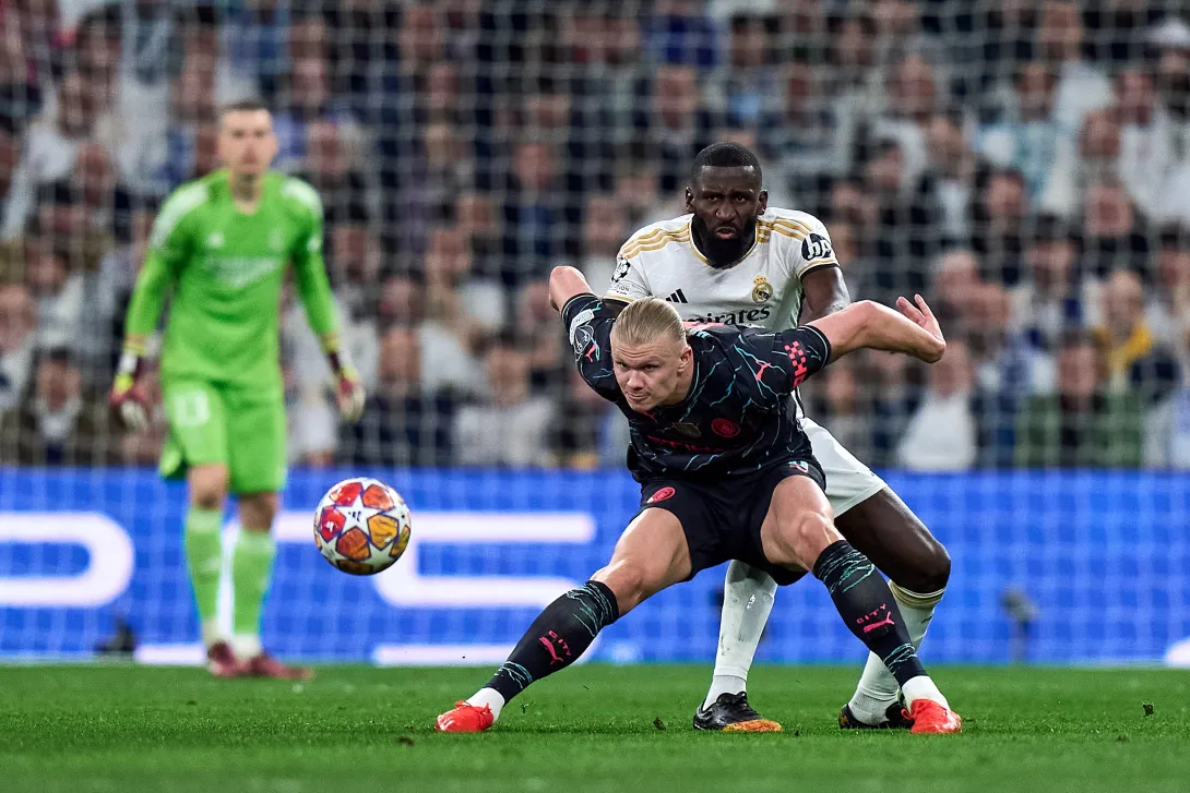 Antonio Rüdiger marcando a Erling Haaland en un Real Madrid vs. Manchester City