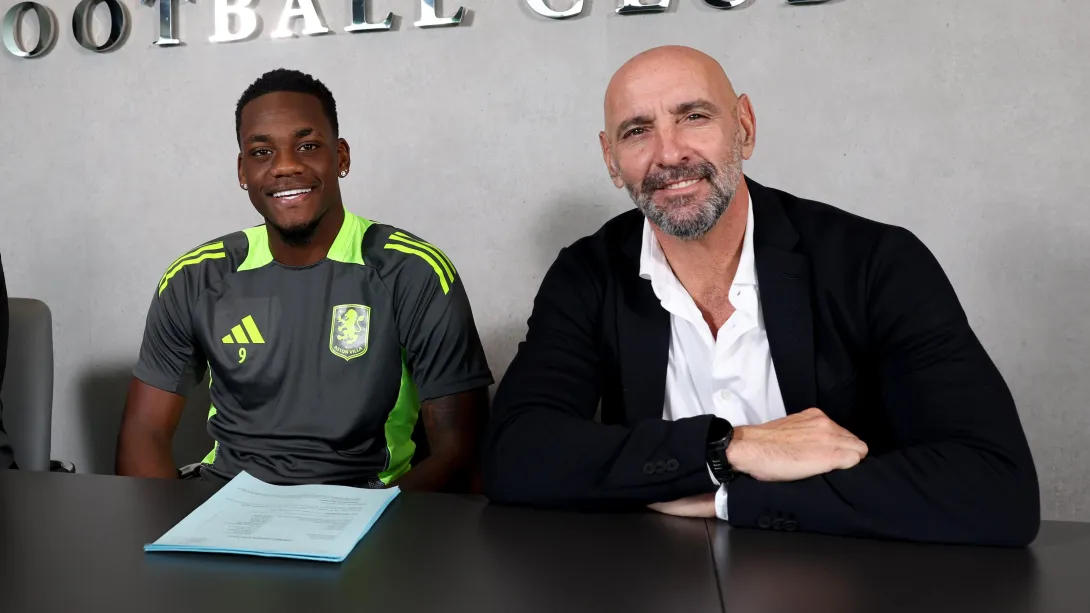 Jhon Durán junto al director deportivo del Aston Villa, Monchi.