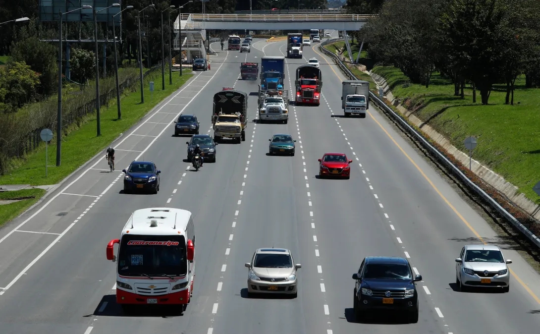 Propietarios de carros con ciertas placas solo podrán mover su vehículo un día, durante esta semana.
Foto Guillermo Torres Reina / Semana