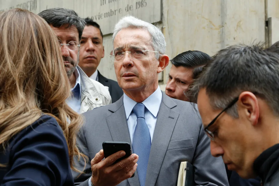 expresidente Alvaro Uribe y su abogado defensor, Jaime Granados, acudieron al Palacio de Justicia para presentar un documento de 125 paginas con sus objeciones contra el auto de hace una semana, en el que la Corte Suprema de Justicia determino investigar al exmandatario por manipulación de testigos
en contra del tambien congresista Ivan Cepeda 
Alvaro Uribe y celular
Bogota feb 23 2018
foto Guillermo Torres revista Semana