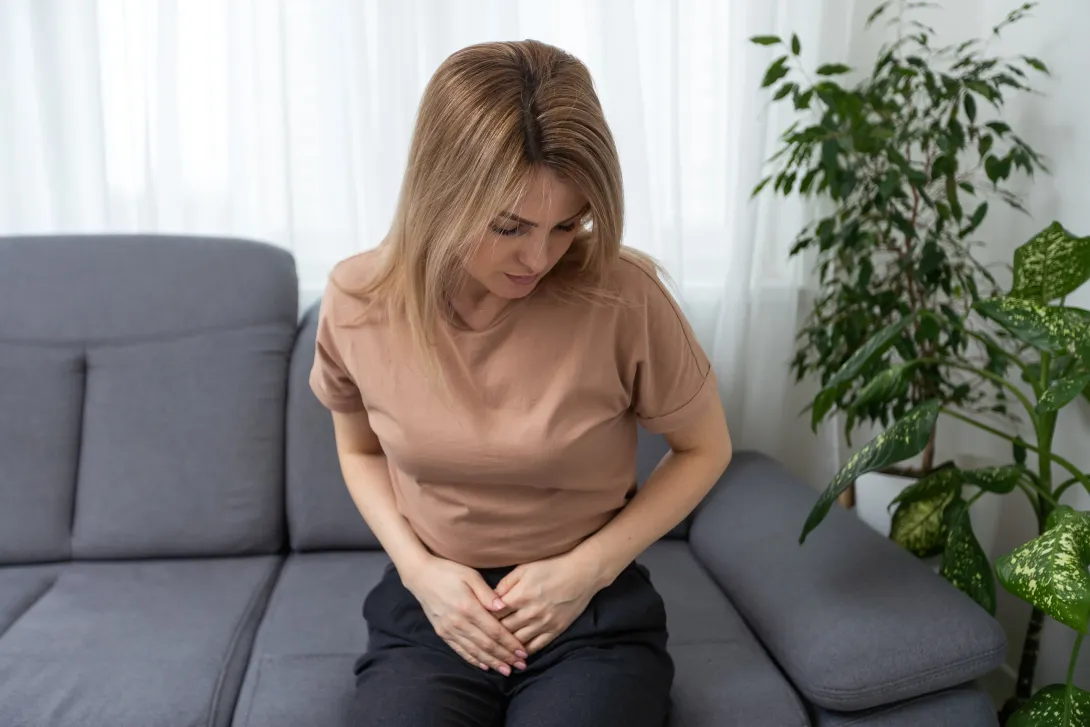 Mujer con dolor estomacal. (Imagen de referencia).