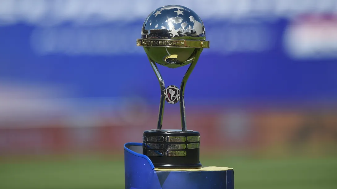 Trofeo que se lleva el campeón de la Copa Sudamericana.