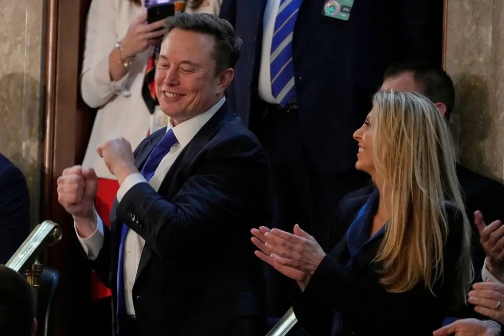 Elon Musk y la misteriosa mujer en el discurso del presidente Donald Trump