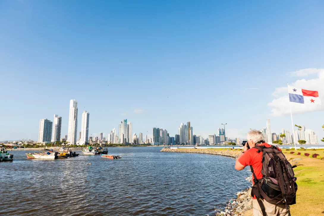 Hombre fotografiando una panorámica de la ciudad de Panamá.