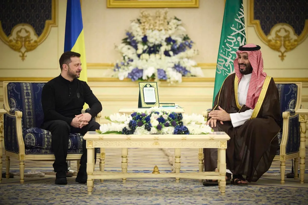 Volodimir Zelenski y el príncipe heredero de Arabia Saudita, Mohammed bin Salman, en el Palacio Real de Riad, Arabia Saudita. (Oficina de Prensa Presidencial de Ucrania vía AP)