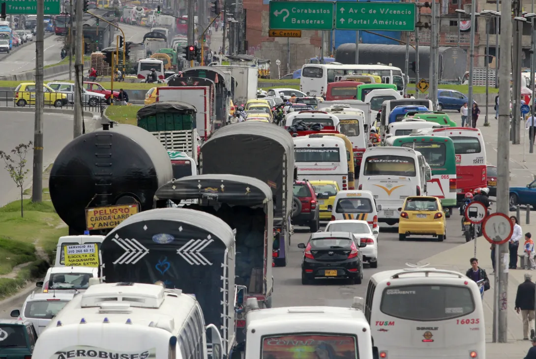 Trancón en una de las vías de Bogotá. (Imagen de archivo).