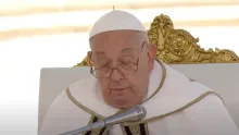 "Confiamos el sufrimiento y el deseo de paz de los pueblos que sufren la locura de la guerra", manifestó el papa.