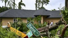 Por ahora se desconoce la magnitud de los daños, pero las imágenes muestran inundaciones, casas con destrozos y árboles y postes caídos.