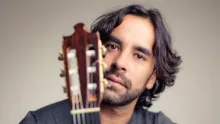 Hoy, en escena, el maestro español Daniel Casares con su vibrante flamenco; a su lado, el colombiano Juan Dhas, con su fusión de jazz y música clásica.