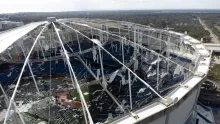 Imágenes de drones muestran la estructura de plástico blanco que cubre el Tropicana Field hecha trizas.