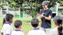 Este abogado graduado con honores de los Andes tiene apenas 25 años y dirige Aprender a Quererte, desde donde se dedica a mejorar el nivel de lectura de cientos de niños en Risaralda y ahora en Bogotá.