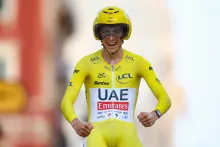 El ciclista esloveno del equipo UAE Team Emirates, Tadej Pogačar, vistiendo el maillot amarillo de líder general, celebra su triunfo en la crono en la última etapa del Tour, del que se proclamó campeón.  (Foto Anne-Christine POUJOULAT / AFP).