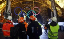 Los anillos olímpicos retirados de la Torre Eiffel por su peso serán reemplazados por una estructura más ligera hasta 2028.