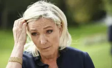 Marine Le Pen enfrenta juicio por malversación de fondos públicos europeos, lo que podría complicar sus futuras ambiciones presidenciales en 2027.