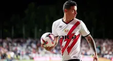 James Rodríguez se viralizó en redes sociales por video en el que comparte junto a un padre y su bebé. Firmó la camiseta del pequeño.