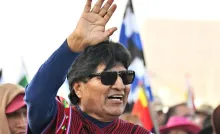 Evo Morales, exmandatario boliviano, envuelto en escándalo por presunta violación de una menor; fiscal destituida tras ordenar su arresto.