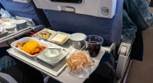 Cómo se hace la comida que se da en los aviones y quién la prepara | Por qué la comida en los aviones sabe diferente y qué provoca eso