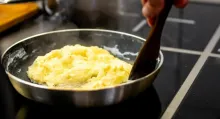 Conozca qué es mejor entre preparar huevos en mantequilla o margarina y qué efectos tiene o beneficios en la salud de comer un huevo todos los días.