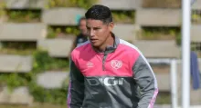 James Rodríguez volvió a ser suplente con el Rayo Vallecano, fue enfocado por las cámaras y estaba haciendo cara larga sentado en el banquillo.