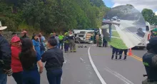 En video quedó el momento en el que un bus se volcó en la vía Mosquera - La Mesa y termina colisionando contra una montaña. 