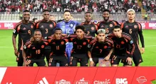 Espionaje a la Selección Colombia por parte del seleccionado de Bolivia quedó expuesto con una foto. Se ve cómo un hombre los grababa con una cámara.