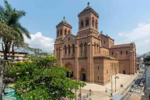 Cómo fue construida la Basílica Metropolitana de Medellín | Qué hacer de turismo en Antioquia | Cuál es el pueblo más turístico de Antioquia