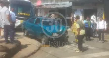 Accidente de tránsito en Antioquia hoy: un carro se quedó sin frenos y chocó contra un bus municipal. Al parecer, hay tres heridos en el lugar.