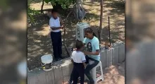 Video viral: madre trabaja limpiando vidrios y alista a su hijo para el colegio. La mujer se hizo viral luego de que fuera grabada con un transeunte.