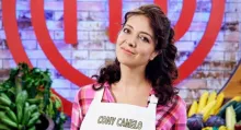 Claudia Bahamón, de 'Masterchef', está muy preocupada por 'Cony', quien lleva sin ir al programa por una semana. Tiene delantal negro.