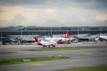 El Aeropuerto El Dorado se encuentra operando con limitaciones tras el anuncio de la Aeronáutica Civil, que advierte sobre posibles cancelaciones de vuelos debido a condiciones climáticas adversas.