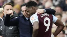 Jhon Jader Durán recibiendo instrucciones de su entrenador Unai Emery en Aston Villa