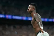 MADRID, ESPAÑA - 22 DE OCTUBRE: Vinicius Junior del Real Madrid CF celebra tras marcar el cuarto gol de su equipo durante el partido de la Fase MD3 de la Liga de Campeones de la UEFA 2024/25 entre el Real Madrid C.F. y Borussia Dortmund en el Estadio Santiago Bernabeu el 22 de octubre de 2024 en Madrid, España. (Foto de Mateo Villalba/Getty Images)