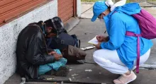 Cuando un habitante de calle no quiere irse de al frente de su casa o de su tienda, puede acudir a los canales establecidos por la ley.