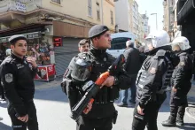 Policía de Turquía custodia las calles tras el atentado.