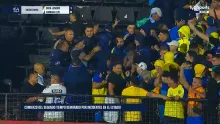 Juan Román Riquelme se metió a las graderías para calmar los ánimos de los hinchas del Boca que estaban enardecidos, al tiempo que la Policía tuvo que intervenir. Foto: Redes Sociales.