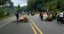 Bloqueos en vía Panamericana hoy: comunidad cerro el paso por falta de energía. Dicen rutas alternas para carros que se desplazan por el lugar.