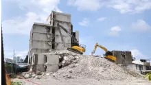 Tras siete años de controversia, la demolición del edificio llega a su fin. El alcalde Dumek Turbay destaca la culminación de una ardua tarea de ocho meses y promete justicia para los afectados por el proyecto fallido.