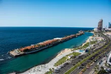 Vista panorámica de la costa y el parque estatal en el Mar Rojo en la zona de North Corniche de Jeddah, en la provincia de La Meca, Arabia Saudita.