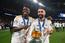 Vinicius Junior y Daniel Carvajal, del Real Madrid, celebran con el Trofeo de la Liga de Campeones de la UEFA tras la victoria del equipo durante el partido final de la Liga de Campeones de la UEFA 2023/24 entre el Borussia Dortmund y el Real Madrid CF en el estadio de Wembley el 1 de junio. 2024 en Londres, Inglaterra. (Foto de Michael Regan - UEFA/UEFA vía Getty Images)