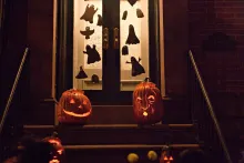 La decoración de Halloween evoluciona con la ayuda de la Inteligencia Artificial, que sugiere ambientes visuales únicos para crear un hogar atractivo, acogedor y ligeramente tenebroso.