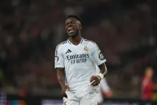 Vinicius Jr se lamenta tras una ocasión perdida en el partido de Champions League contra Lille.